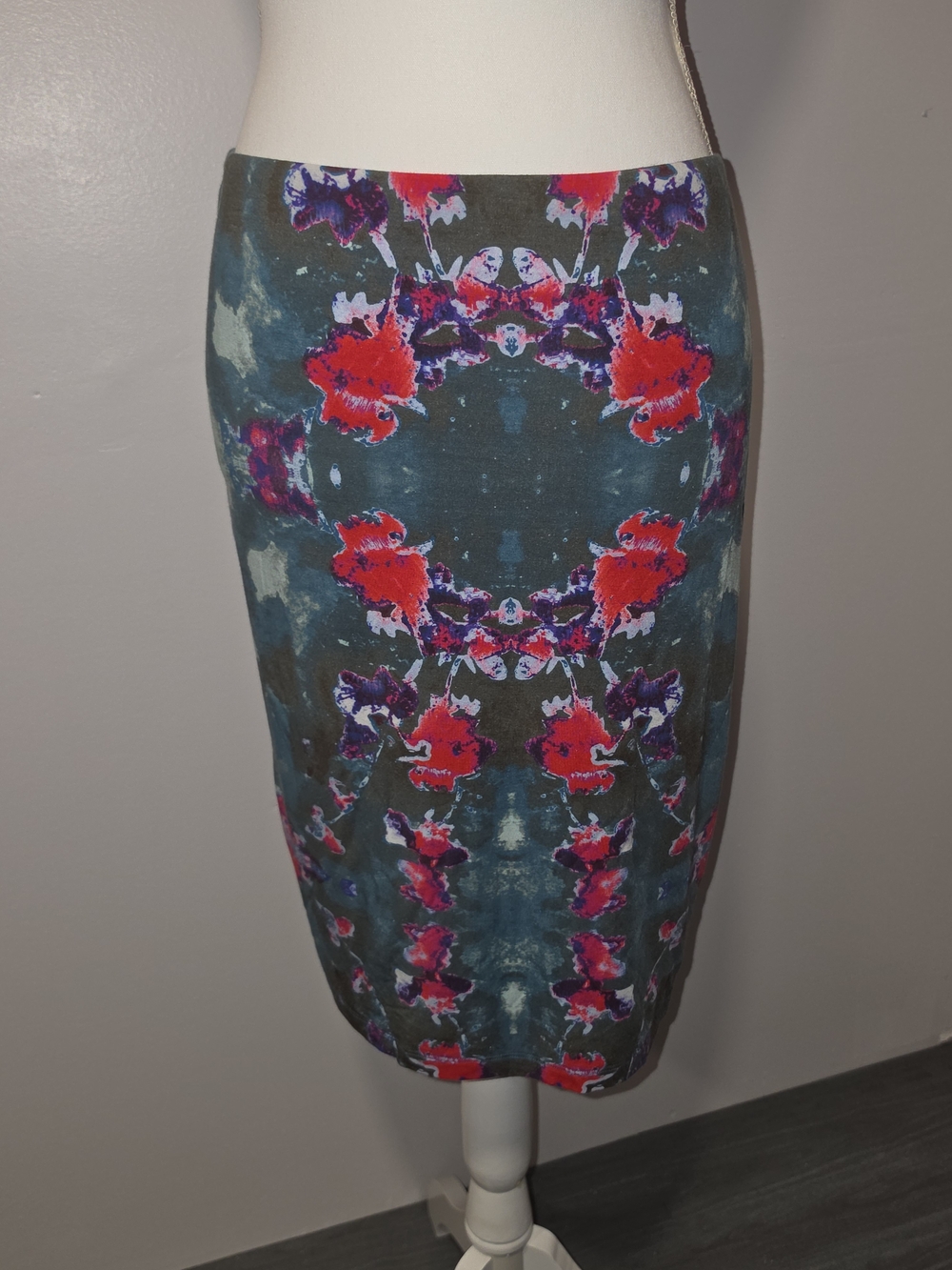 TART Teal Pencil Skirt with Red and Purple Floral Motif Womens Size Small